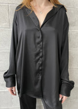 Load image into Gallery viewer, Long Black satin Blouse 20111